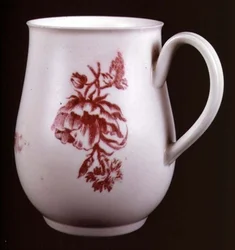Taza de Derby con un ramo floral